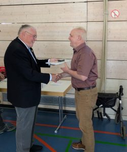 LV Vorsitzender Uli Hartmann bei der Übergabe der Medaille und der Urkunde an Andreas Ensle